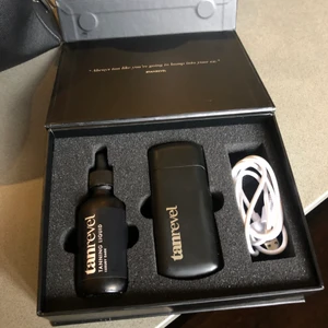 Tanrevel kit (luxury dark) - Hela kitet med en flaska luxury dark ca 80% kvar i flaskan då jag bara använt den 2 ggr. Fick i present men säljer den då den tyvärr inte kommer till användning🌟 Nypris 799kr