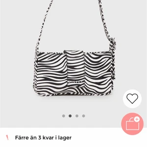 Zebramönstrad väska - Säljer denna väska från märket Silfén, köpt på Nelly! Endast använd en enda gång, helt som ny!