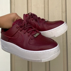 Air force 1 - Ett par vinröda AF1 i bra skick! Sparsamt använda och riktigt snygga🌝