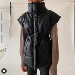 Lxa Väst - Säljer min LXA Väst som är slutsåld på hemsidan, den är knappt använd och alltså i nyskick🥰🥰 Bilderna är lånade från annan är på Plick, om ni vill ha annan bild är det bara att skriva💞💞 Storlek S men är oversized i modellen. Köparen står för frakten