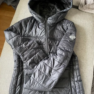 Hollister jacka  - Hollister puffer jacket, använd men bra skick. Lite nopprig längst ner på armarna. Perfekt nu till hösten. 
