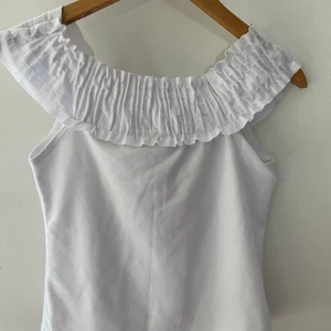 Off-shoulder topp från Zara - En jättefin off-shoulder topp från Zara. Säljer då jag inte använder den längre. Köpte den i Spanien på Zara där och det är en XS men kan även passa en mindre S. Köpare står för frakt men jag kan även mötas i Stockholmsområdet!