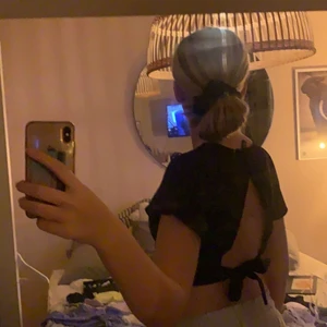 Topp där man knyter i bak - Säljer min topp från hm med öppen rygg där man knyter i bak och den e ganska kort, det är snyggt till högmidjade byxor🤎