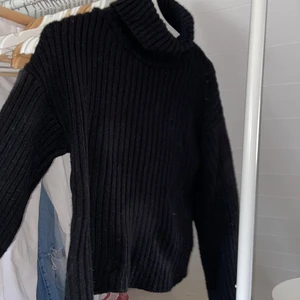 Stickad tröja strl XXS - Svart stickad tröja. Bra skick, knappt använd.