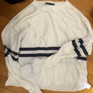 Vit tröja från Brandy Melville ❤️❤️ - Långärmad tröja från brandy Melville köpt för några år sen, knappt använd 🖤🤍 Sitter lite oversized på mig som är XS-S men är onesize så skulle säga storlek M❤️ 