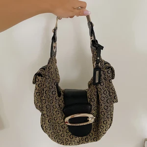 Guess Baguette Bag - Vintage väska från Guess, i fint skick 