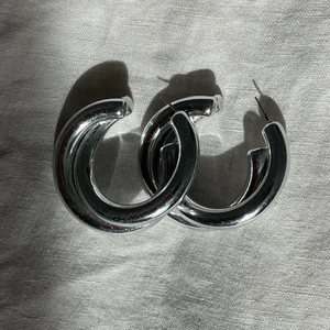 Silverfärgade hoops - Saknar pluppar, men funkar med vanliga