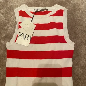 Randig topp - Säljer denna randiga topp från zara (aldrig använd med prislappen kvar) köpt för 120kr💕💕