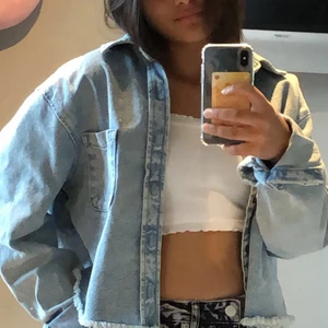 Jeans Jacka💙  - Säljer den här för att det inte riktigt är min stil<3 Jackan är dessutom lite oversize!