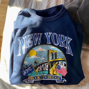 Blå sweatshirt  - Jättefin blå sweatshirt med tryck!! Använd endast ett fåtal gånger. Storlek M men passar xs-m beroende på hur man vill att den ska sitta.