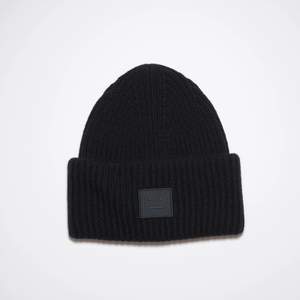 Säljer en näst intill oanvänd Mössa från Acne Studios, modell Ribbed Beanie Hat i färgen svart! Tyvärr kommer den inte till användning hos mig så lika bra att någon annan får nytta av den, perfekt nu till hösten/vintern! Bara att skriva vid frågor!(Lånad bild) 