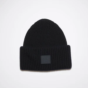 Acne Studios mössa - Säljer en näst intill oanvänd Mössa från Acne Studios, modell Ribbed Beanie Hat i färgen svart! Tyvärr kommer den inte till användning hos mig så lika bra att någon annan får nytta av den, perfekt nu till hösten/vintern! Bara att skriva vid frågor!(Lånad bild) 