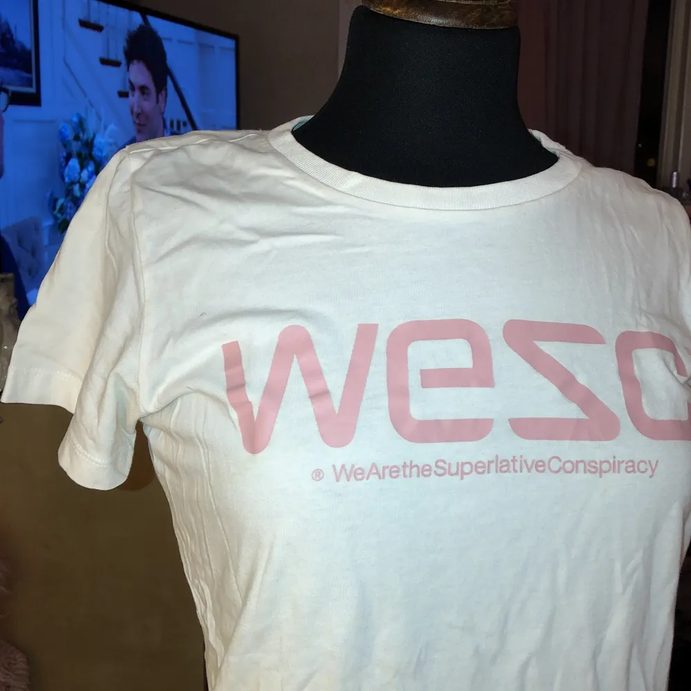 Ny tshirt från wesc, storlek m men väldigt liten i storlek så passar mycket bättre på en s. ☺️. T-shirts.