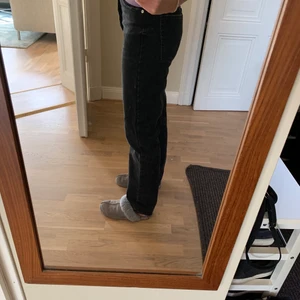 Zara jeans straight  - Svarta jeans straight midrise från zara. Jättebra skick. Storlek xs men lite stora i storleken så passar mer 36