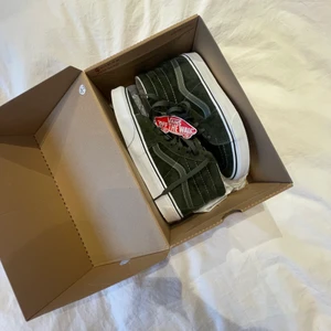 Gröna Vans  - Helt nya gröna, höga, mocka Vans.  Nypris ca 1000 kr, dirketköp på 850kr❤️❤️❤️