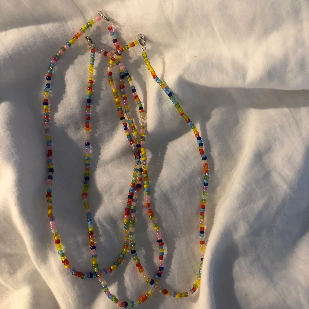 Säljer handgjorda pärl halsband och armband gjorda i glaspärlor. Om egen design/färgkombination önskas så hör av er! Dem är gjorda i elastisk tråd så dem passar alla och har också ett spänne! Halsband:60kr armband: 40kr avancerade halsband 90-100kr hel blommiga halsband: 135kr avancerade armband 50-70kr❤️. Accessoarer.