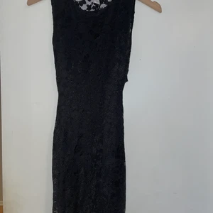 Klänning  - Svart klänning från Nelly. Öppen i ryggen. Använd ett fåtal gånger.