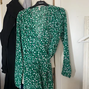 Klänning! - Säljer ännu en av mina favorit klänningar! :(. Använd endast en gång på min storebrors student. För stor och kommer inte till användning, köpt på Nelly för 399kr, säljer för 150! Du står för frakt💓