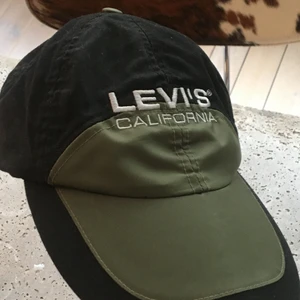 Levi’s keps - Äkta vintage Levis keps! Knappt använd och skitsnygg! Justerbar storlek. Kan skicka fler närbilder🌸