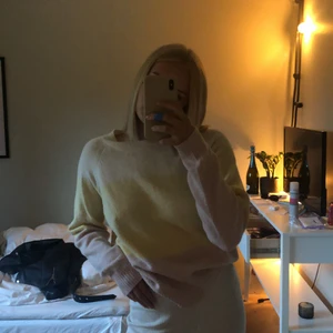 Stickad tröja - Stickad tröja i vit, ljusrosa och ljusgul