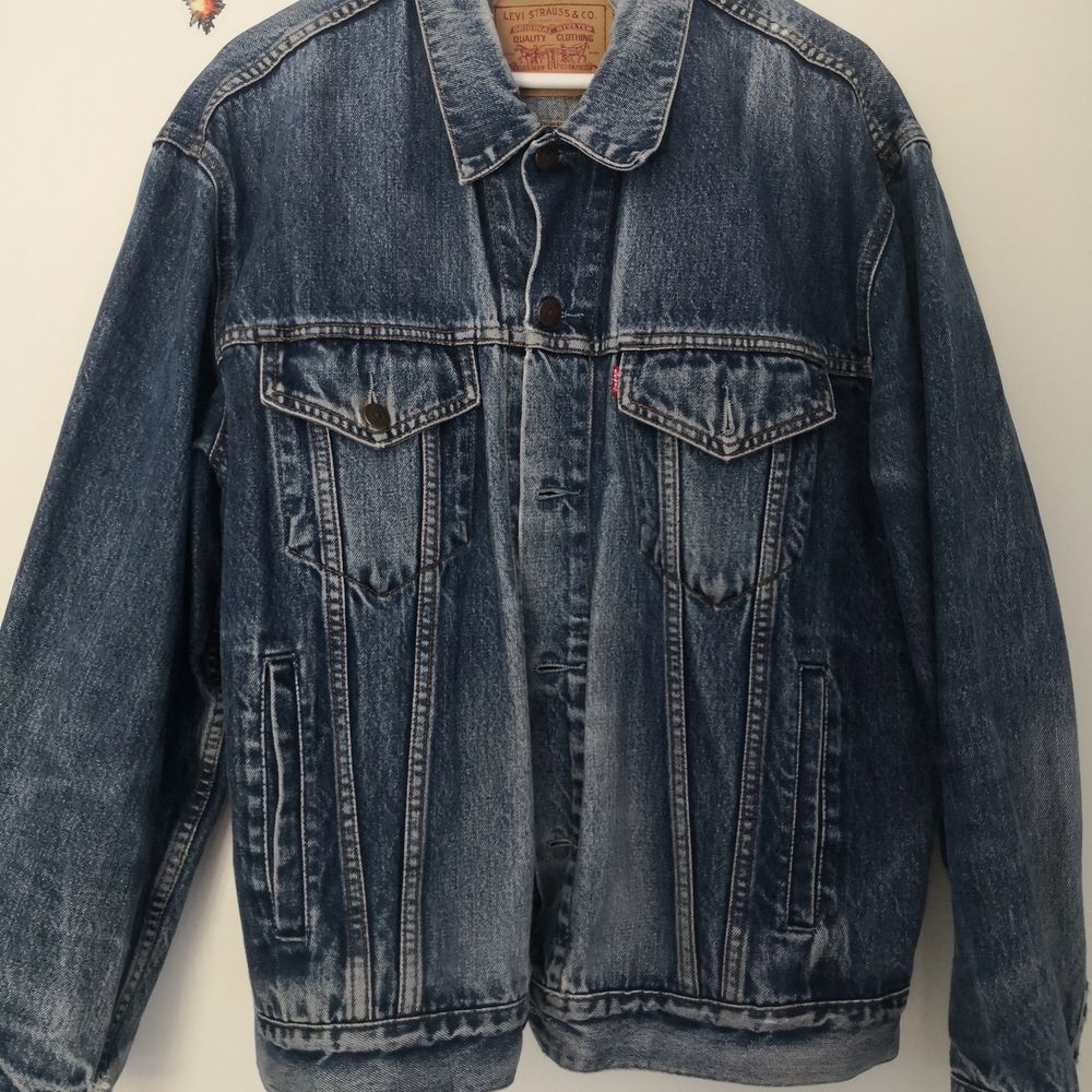 Fantastisk jeansjacka från Levis i den mest fantastiska vintageblåa färgen😍😍🙏🏼 i fint vintageskick, inga skador eller fläckar! FYNDA. Från 90talet. . Jackor.