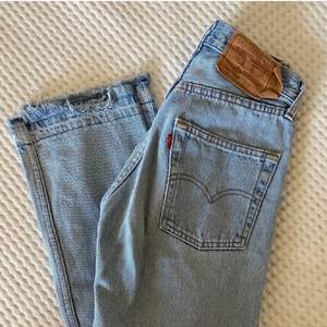 Säljer dessa vintage levis jeans 501:s i w25, dock är det väldigt små så passar mer en liten w24 och 23. Säljer för att de är för små för mig, bild från förra säljaren! <3 
