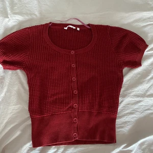 Röd väst - Säljer denna röda väst i storleken M men passar även en S