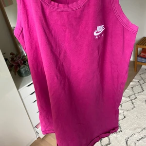 Linne från Nike  - Ett jättegulligt linne från Nike! Aldrig använt av mig men köpt secondhand. 