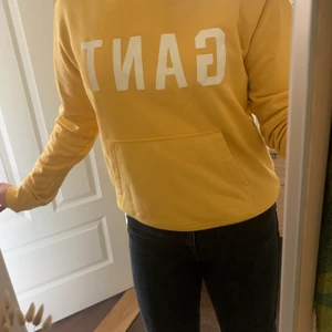 Gant hoodie - Säljer denna gula gant hoodie pågrund av att den aldrig kommer till användning 💞 köparen står för frakten !! 