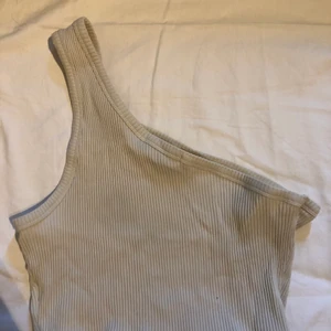 One shoulder topp - One shoulder topp från nakd i storlek M 