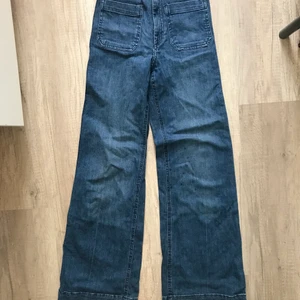 Utsvängda jeans - Utsvängda jeans, stretchiga runt magen så dom är väldigt sköna att använda. 