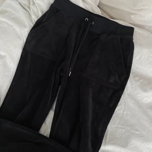 Juicy couture byxor💕 - Säljer mina svarta favoritmjukisbyxor från juicy couture då de tyvärr är lite för stora för mig. Helt i nyskick och inga skavanker. 💕
