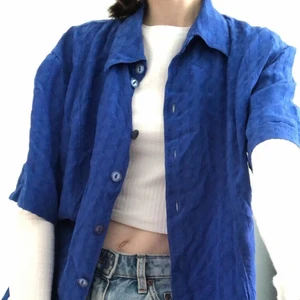 havsblå blus - en supergullig blus köpt på beyond retro! den har inga skador och är som ny. materialet är lätt och luftigt så den är jättehärlig nu på sommaren speciellt eftersom den är kortärmad!!
