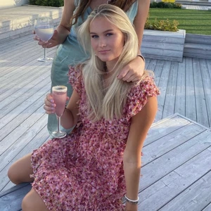 Blommig sommarklänning - Intessekoll på min superfina klänning från zara. Den är i toppskick och sitter bekvämt. Säljer endast vid bra bud! Hör av dig om du är intresserad💕💕