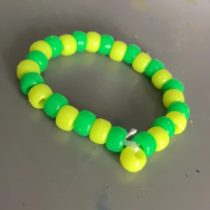 Grön armband👍🏻 bra skick💕 - Ett armband i grönt och guld.  Är i bra skick. 