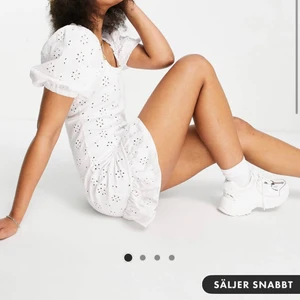 Vit klänning - Säljer denna vita sommarklänning från ASOS då den inte passade mig. Aldrig använd, endast testad. Något mindre i storleken - Säljer 2 klänningar - både storlek 38 och 40 men skulle säga att den passar mindre!