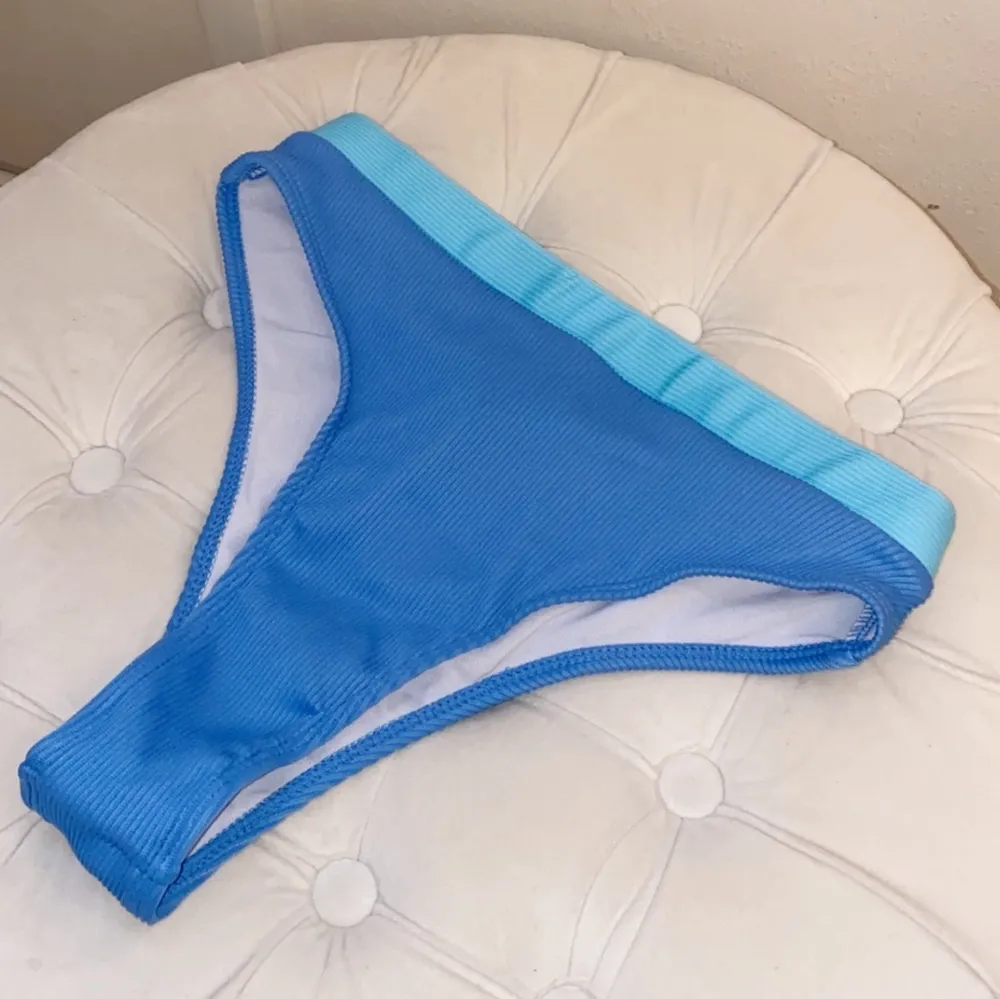 Lägger ut på nytt då förra köparen ej va seriös!! BUDA ENDAST OM NI VILL KÖPA💙 Helt ny, oanvänd superfin bikini!! Storlek M men skulle säga att den sitter som en S! Säljer då jag har för mycket bikinis🤍 Köparen står för frakten!! Buda!!!. Övrigt.