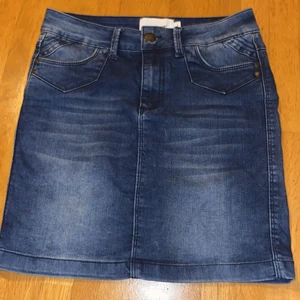 Mörkblå jeans kjol - Jag säljer denna mörkblåa jeans kjolen. Den är använd ett par fårtal gånger. Jag minns inte vart jag köpte den eller för hur mycket men den kostar 40kr + frakt. Det är i storlek 36.