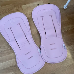 Bugaboo Brezzy Sittdynor  - Säljer två rosa brezzy sittdynor från Bugaboo, äkta! Hämtas i Lessebo eller fraktas mot fraktkostnad spårbar 66kr extra. Filmar alltid när jag postar, eller skickar med spårbar frakt. Skriver alltid avs! Jag garanterar en snabb och pålitlig affär! 🎀