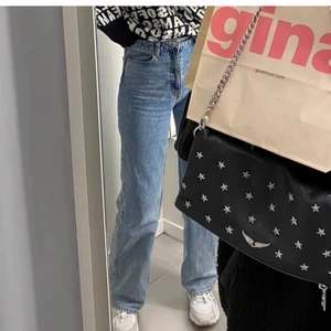 Jeans - !!!Lånade bilder av Alex H här från plick!!! Jag säljer dessa jättefina jeans som är ifrån H&M. Säljer dom för att dom inte kommer till användning längre😩 Jag är 1,74 och passar mig jättebra i längden😍 säljer för 300kr🙏🏼 Köparen står för frakten eller högsta bud❤️