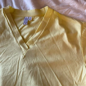 & Other Stories gul tröja  - Skit snygg gul tröja från & Other Stories. Jätte bra skick, sällan använts och hyfsat ny. snygg V-neck och fin färg. Jätte skönt tyg. Sitter löst så passar S-M. Säljer för 150! 