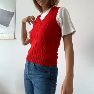❤️ röd väst ❤️ - cool kabelstickad retro väst! bra tjejmodell ❤️ jag är en s på bilden!