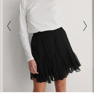 Helt ny kjol - Säljer en helt ny kjol i strl 34 från nakd. Super skönt material, dubbla tyg. Hör av er vid frågor/fler bilder. 