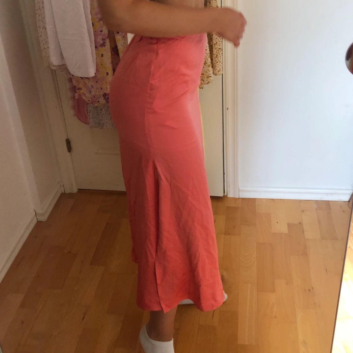 Korallfärgad satinkjol - 90