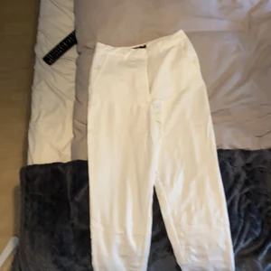 Vita kostymbyxor  - Säljer även ett par vita kostymbyxor likadana som det svarta. De har inte heller kommit till användning på 1 år och därför säljer jag dem nu. Budgivning från 150kr ordinarie pris 350 kr. ( OBS köpare står för frakten ifall frakt behövs)