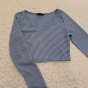 Ljusblå topp - Oanvänd jättefin ljusblå topp, färgen kommer inte riktigt fram på bild men den är babyblå. Stl S men passar XS. 60 kr inkl frakt, pris kan alltid diskuteras 