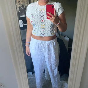 Blommig tröja - Super fin ”stickad” vit blommig tröja från zara