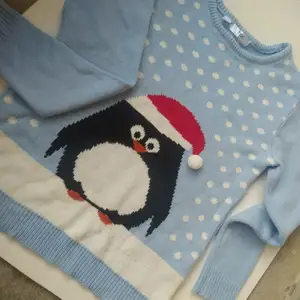 Säljer denna söta jultröja för endast 55 kr. Köpte denna tröja för 199 kr förra julen. Tröjan är stickad, tjock och i väldigt bra skikt. Tyvärr kommer den inte längre till användning då den är alldeles för liten för mig och därför säljer jag den vidare till en lycklig köpare. Detta plagg är slutsåld och går inte att få tag på längre. (För mer info kontakta mig) 😊💙💙❄☃️