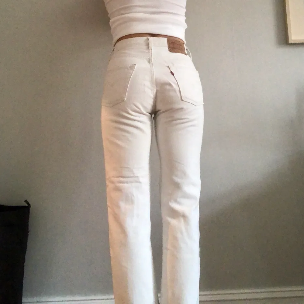 De perfekta vita levis 501 jeansen i storlek W28 L30. Sitter perfekt på mig som brukar ha W25-26! Byxorna är lite mer off white vilket är så snyggt. Älskar egentligen dessa men har för mycket kläder så måste rensa lite! . Jeans & Byxor.
