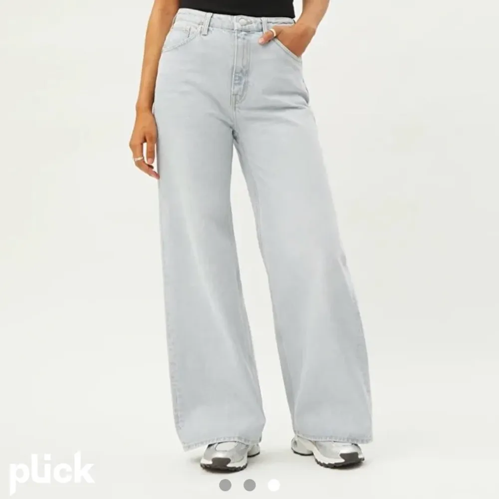 Vida jeans från Weekday i modellen ”Ace”. Ett par i färgen ”sand”. Som enligt mig är en ljus beige/brun färg, ett par blå och ett par svarta. Bild 3 - bild på modellen av jeansen💖 Jag är 170 och på mig är de ganska rejält för korta, därför säljer jag de. Jeans & Byxor.